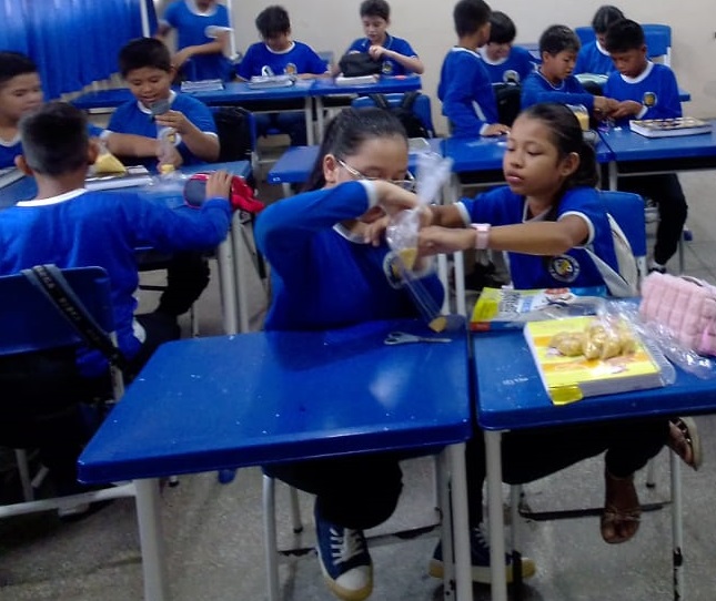 Escola no Amazonas usa farinha de mandioca para ensinar matemática de forma prática