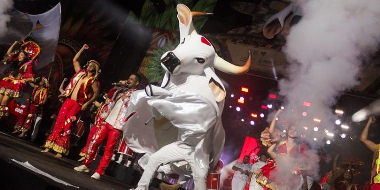 Curral do Garantido celebra 30 anos do MAG e emociona público em Manaus