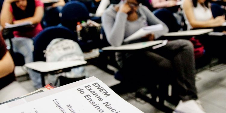 Prazo para pedir isenção da taxa de inscrição no Enem começa no dia 13