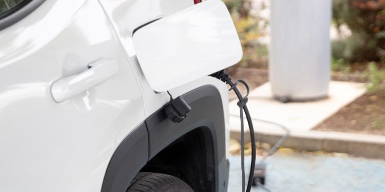 Brasil ultrapassa 700 mil veículos eletrificados e acelera transição para mobilidade sustentável