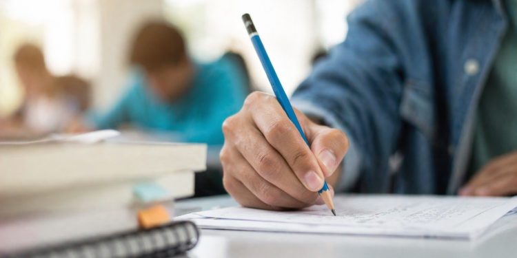 Enem 2026: prazo para pedir isenção da taxa termina nesta sexta-feira