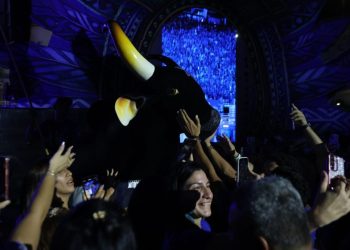 Caprichoso reúne multidão azulada no Sambódromo para lançar álbum 2026 em Manaus