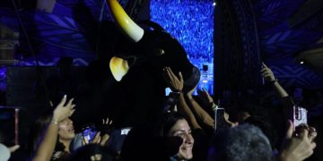 Caprichoso reúne multidão azulada no Sambódromo para lançar álbum 2026 em Manaus