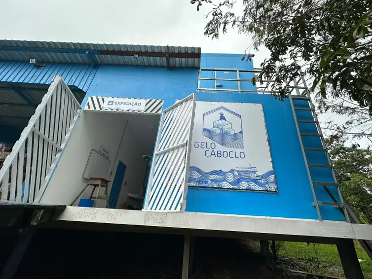 Energia solar viabiliza fábrica de gelo em comunidade ribeirinha