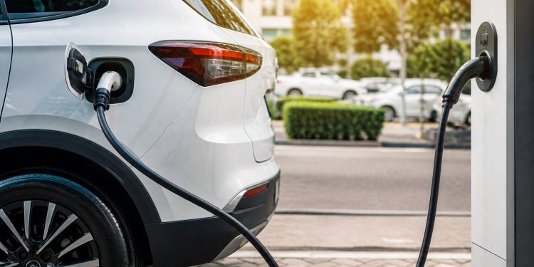 Mercado de veículos elétricos cresce 184% no Brasil e supera grandes economias
