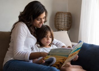 Estudo revela que 53% das famílias raramente leem para criança