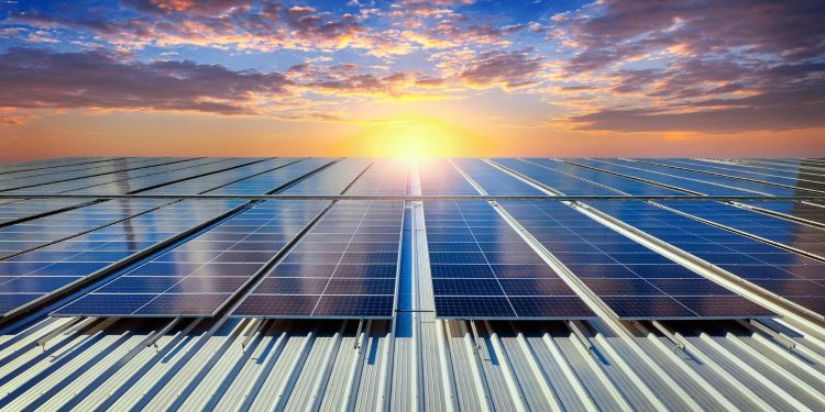 Energia solar ultrapassa R$ 300 bilhões em investimentos e consolida avanço no Brasil