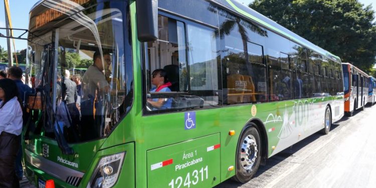Brasília recebe novos ônibus elétricos para reduzir emissão de poluentes