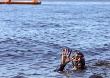 “Homem-Peixe” chega a Manaus em travessia pelo Rio Amazonas contra poluição