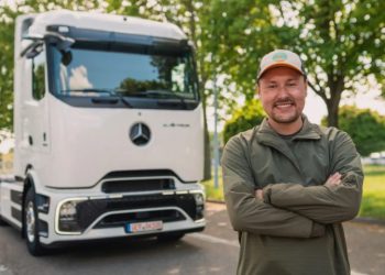 Influenciador alemão dará volta ao mundo em caminhão elétrico passando por 35 países