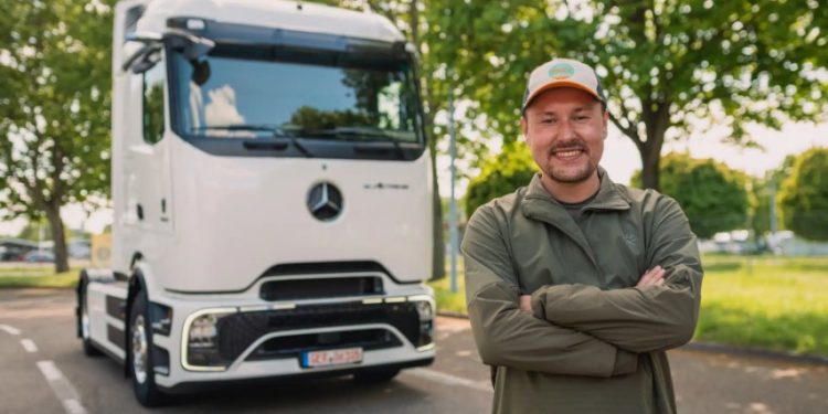 Influenciador alemão dará volta ao mundo em caminhão elétrico passando por 35 países