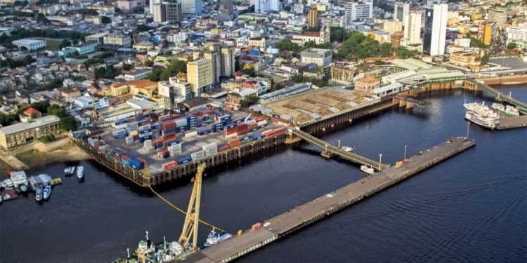 Cheia avança em Manaus: Rio Negro está a poucos centímetros da cota de inundação