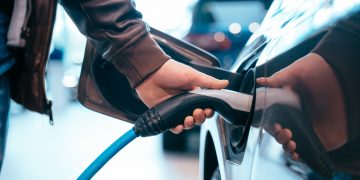 Crise do petróleo acelera mercado de carros elétricos na América Latina; Brasil e México se destacam