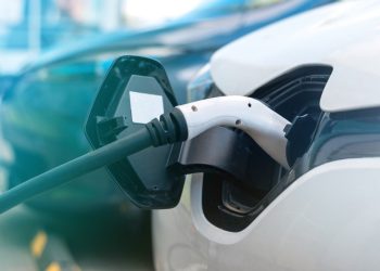 Um em cada 4 carros vendidos no mundo será elétrico até 2026, aponta IEA
