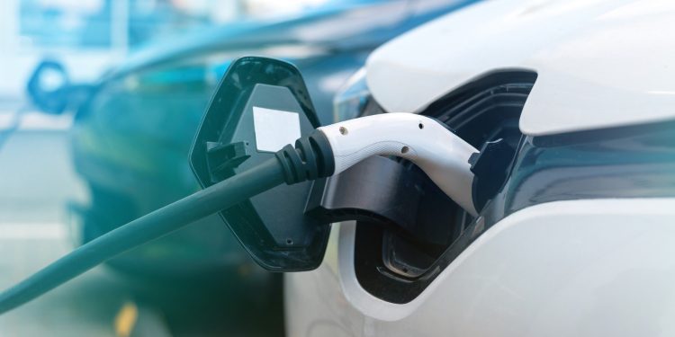 Um em cada 4 carros vendidos no mundo será elétrico até 2026, aponta IEA