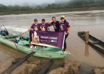 Profissionais de saúde vencem desafios para vacinação em área indígena