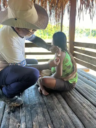 Profissionais de saúde vencem desafios para vacinação em área indígena