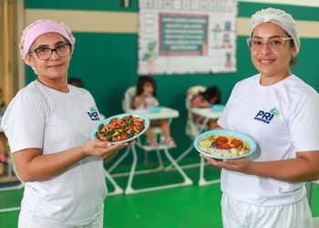 Merendeiras da Prefeitura de Manaus celebram papel no aprendizado e disputam prêmio nacional de alimentação escolar
