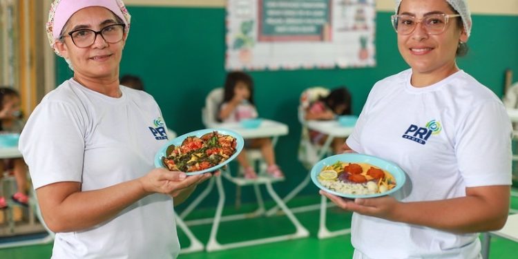 Merendeiras da Prefeitura de Manaus celebram papel no aprendizado e disputam prêmio nacional de alimentação escolar