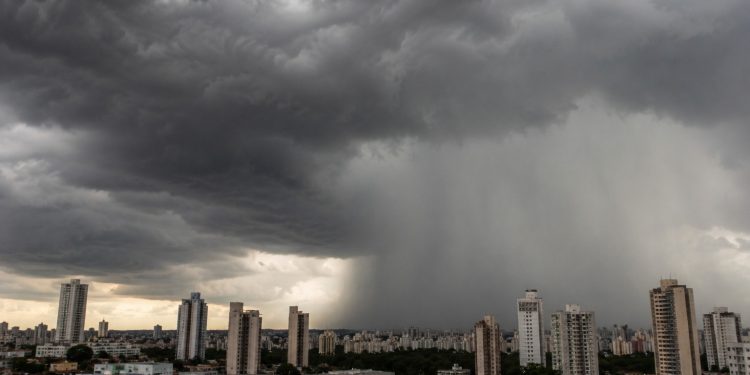 Inmet prevê semana de chuva forte nas regiões Norte e Sudeste do Brasil