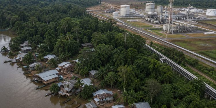 Amazônia gera energia para o Brasil, mas quase 3 milhões de moradores ainda dependem de combustíveis fósseis