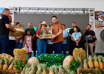 Prefeito Renato Junior entrega 8 toneladas de alimentos e anuncia ampliação do Programa de Aquisição de Alimentos em Manaus
