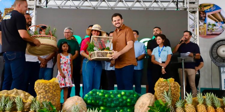 Prefeito Renato Junior entrega 8 toneladas de alimentos e anuncia ampliação do Programa de Aquisição de Alimentos em Manaus