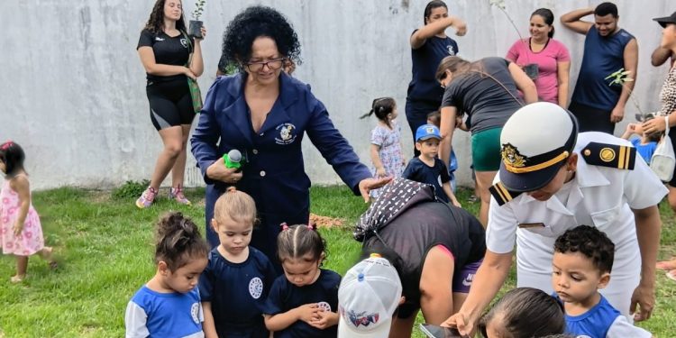 Creche da Prefeitura de Manaus promove ação de Educação Ambiental com plantio de mudas