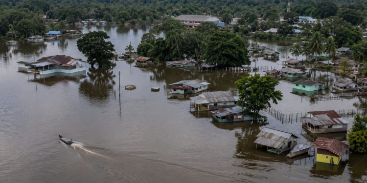 Cheia no Amazonas já afeta mais de 223 mil pessoas, aponta boletim oficial