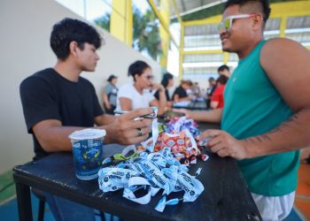 Troca de alimentos por pulseiras da Festa dos Visitantes movimenta Parintins