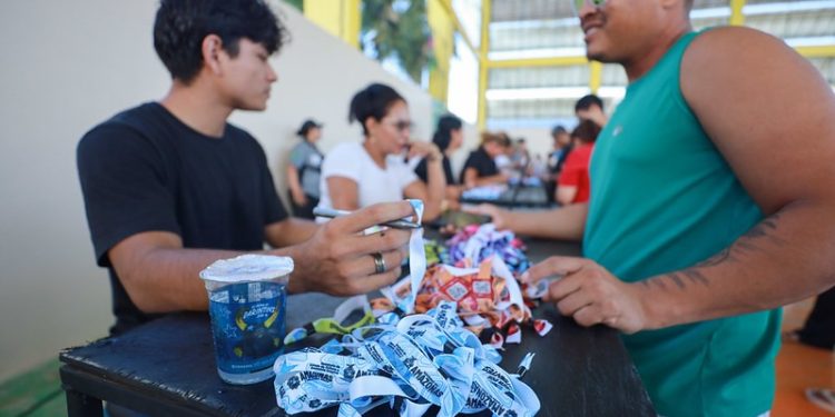 Troca de alimentos por pulseiras da Festa dos Visitantes movimenta Parintins