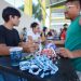Troca de alimentos por pulseiras da Festa dos Visitantes movimenta Parintins