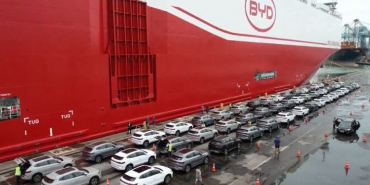 Navio da BYD desembarca mais de 7,2 mil veículos no Porto de Itajaí e bate recorde de movimentação em 2026