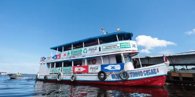 Projeto percorre rios da Amazônia para incentivar reciclagem e geração de renda em comunidades ribeirinhas