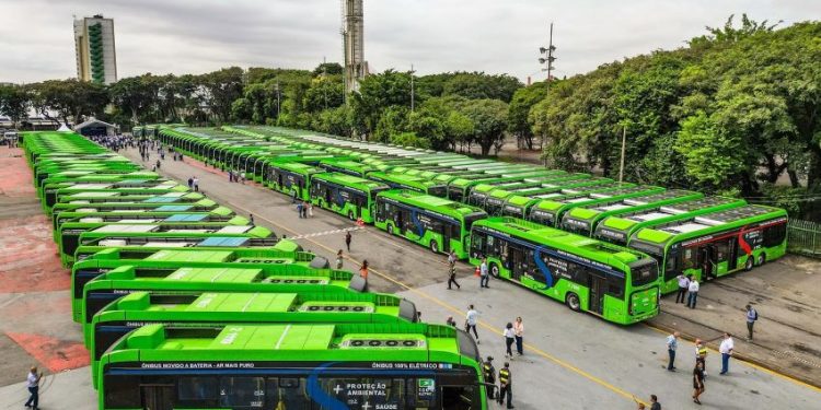 Brasil registra crescimento de 14,3% na adoção de ônibus elétricos em 2026