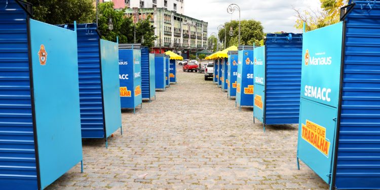 Prefeitura inicia modernização do comércio popular com entrega de 26 novas bancas para camelôs do centro de Manaus