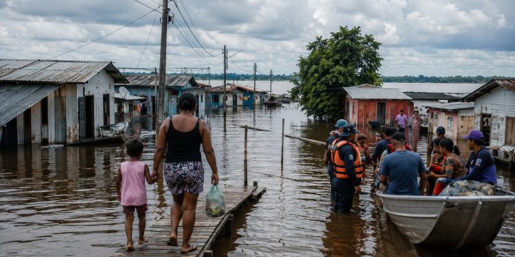 Amazonas registra quase 293 mil pessoas afetadas pela cheia e mantém 25 municípios em emergência