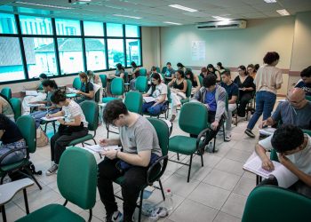 UEA lança editais do Vestibular 2026 e SIS com 4.412 vagas e anuncia novo curso de Medicina Veterinária em Presidente Figueiredo