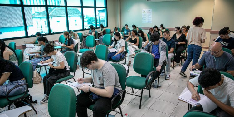 UEA lança editais do Vestibular 2026 e SIS com 4.412 vagas e anuncia novo curso de Medicina Veterinária em Presidente Figueiredo