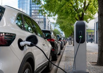 Estudo revela que veículos elétricos podem salvar 8,8 milhões de vidas por reduzir poluição