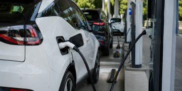 Mercado de carros elétricos acelera na América Latina com liderança do Brasil