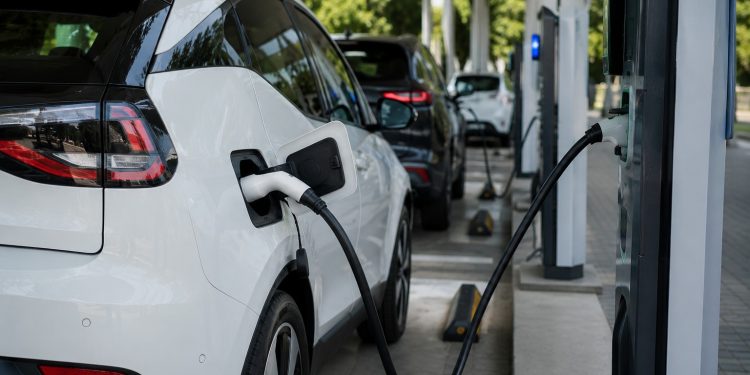 Mercado de carros elétricos acelera na América Latina com liderança do Brasil