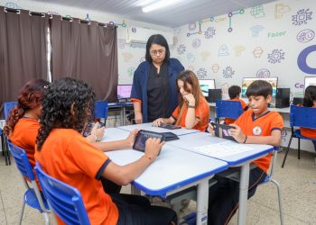 Escolas municipais de Manaus ampliam ensino digital com centros de tecnologia e robótica