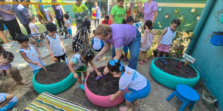 Creche da prefeitura premiada pelo FNDE transforma educação ambiental em ação no igarapé do 40 com inauguração da horta Panc e composteira