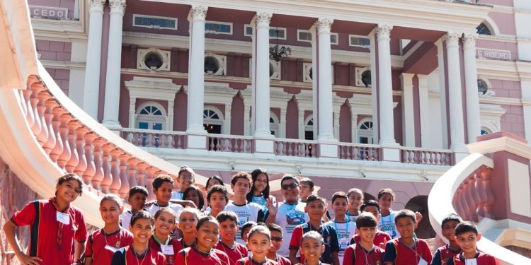 Educação e patrimônio: estudantes da rede municipal conhecem o Teatro Amazonas após reconhecimento como Patrimônio Mundial da Unesco