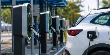 Eletropostos ganham espaço no Brasil com avanço dos veículos elétricos