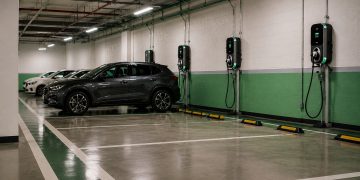Garagens preparadas para carros elétricos podem valorizar condomínios