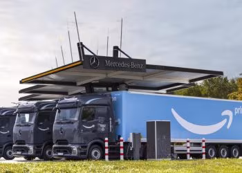 Mercedes-Benz entrega primeiros caminhões elétricos eActros 600 para a Amazon na Alemanha