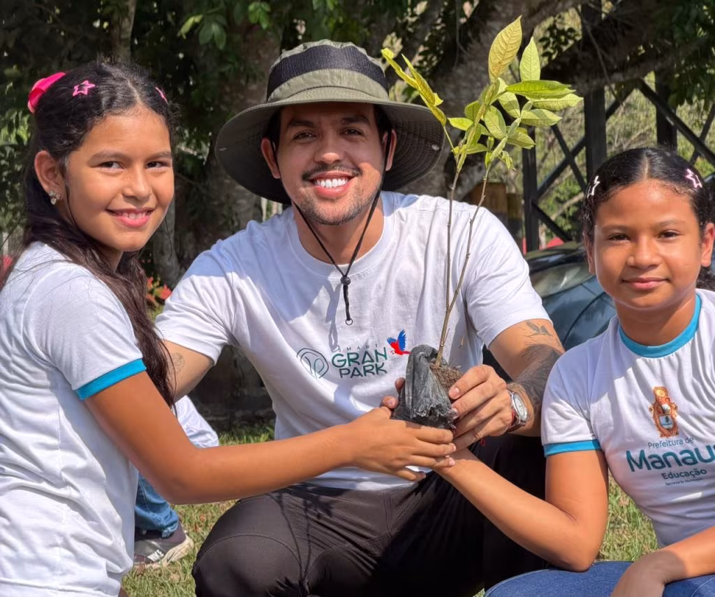 Crianças participam de ação ambiental com plantio de árvores no Smart Gran Park