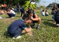 Crianças participam de ação ambiental com plantio de árvores no Smart Gran Park